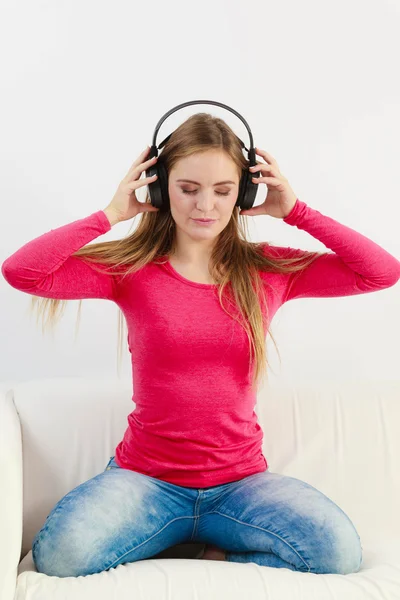 Ragazza felice ascoltando musica . — Foto Stock