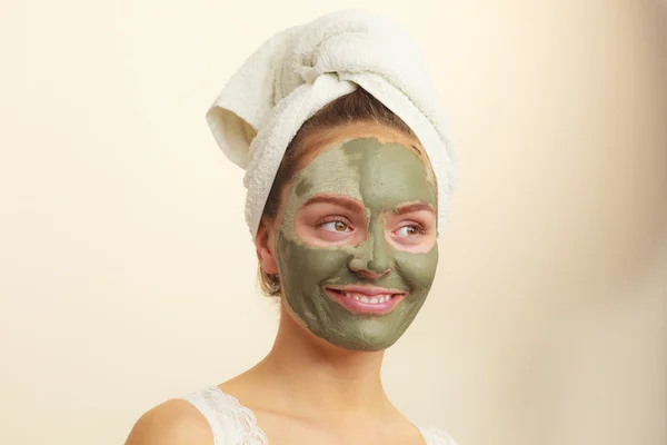 Vrouw met groene klei modder masker gezicht — Stockfoto