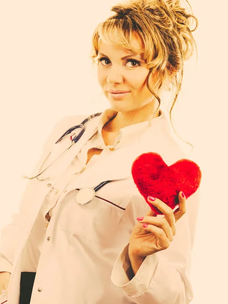 Vrouwelijke cardioloog met rood hart. — Stockfoto