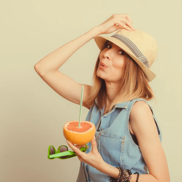 Lycklig kvinna i hatt dricka grapefruktjuice. Diet — Stockfoto