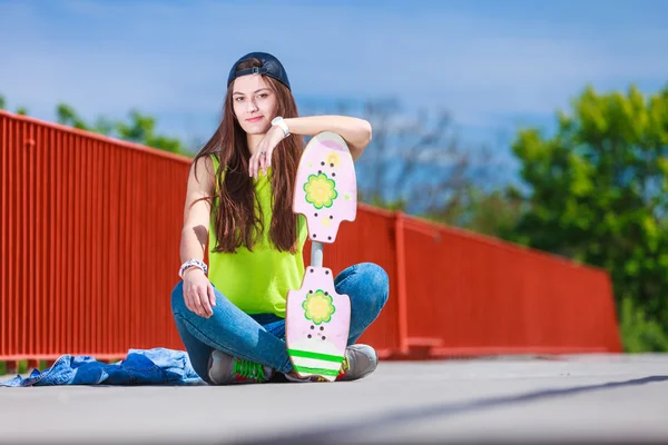 Teenage κορίτσι σκέιτερ ιππασία skateboard στο δρόμο. — Φωτογραφία Αρχείου