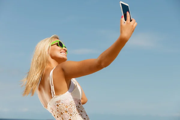 Girl with phone taking selfie. — Stock Photo, Image