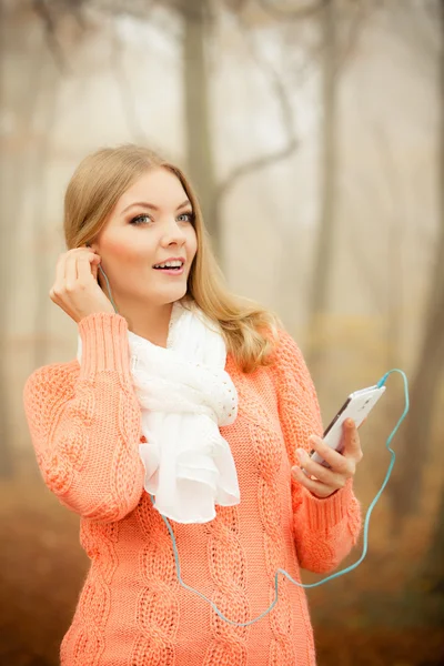 Kadın parkta müzik dinlerken kulaklık ile. — Stok fotoğraf