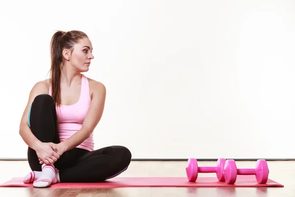 Flicka i gymmet innan träningen. — Stockfoto