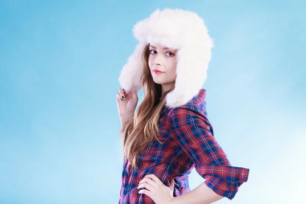 Mujer joven en ropa de invierno gorra de piel — Foto de Stock