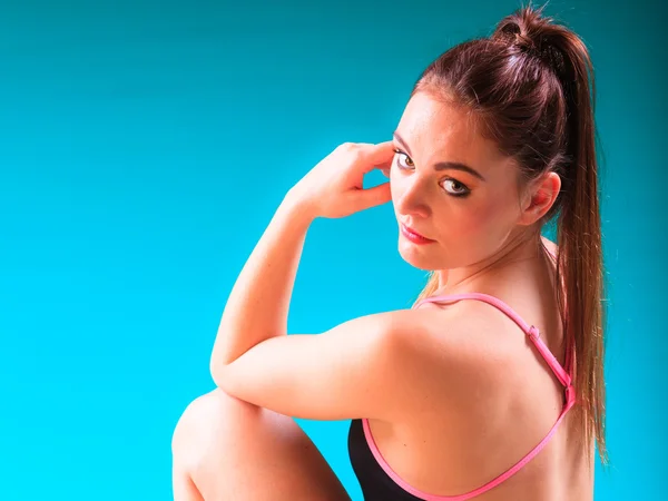 Mulher ajuste desportivo na beira da piscina beira da piscina . — Fotografia de Stock