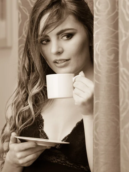 Sensual mujer bebiendo bebidas de café caliente en casa —  Fotos de Stock