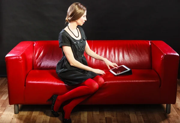 Moda kobieta stylu retro z tabletem — Zdjęcie stockowe