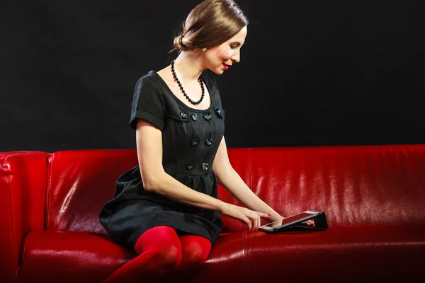 Moda mulher estilo retro com tablet — Fotografia de Stock