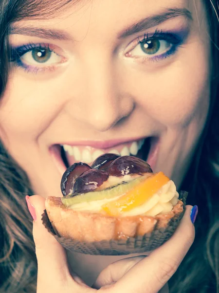 Zbliżenie kobiety twarz i owocowe ciasto — Zdjęcie stockowe