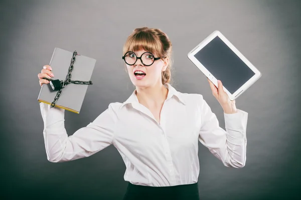 Kvinna med dokument och tablet. Digital lagring. — Stockfoto
