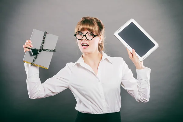 Donna con documento e tablet. Archiviazione digitale . — Foto Stock