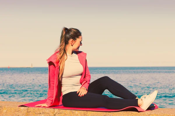 Mujer descansando relajante después de hacer deportes al aire libre —  Fotos de Stock