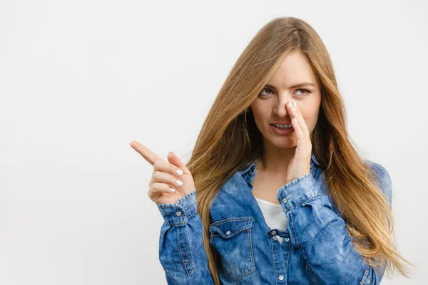 Gossip menina vestindo camisa jeans . — Fotografia de Stock