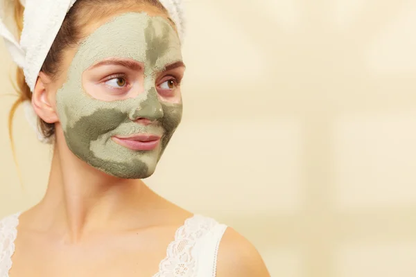 Vrouw met groene klei modder masker gezicht — Stockfoto