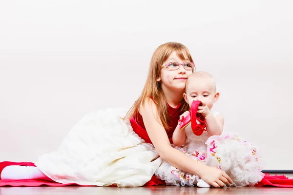 Retrato de dos hermanas pequeñas . — Foto de Stock