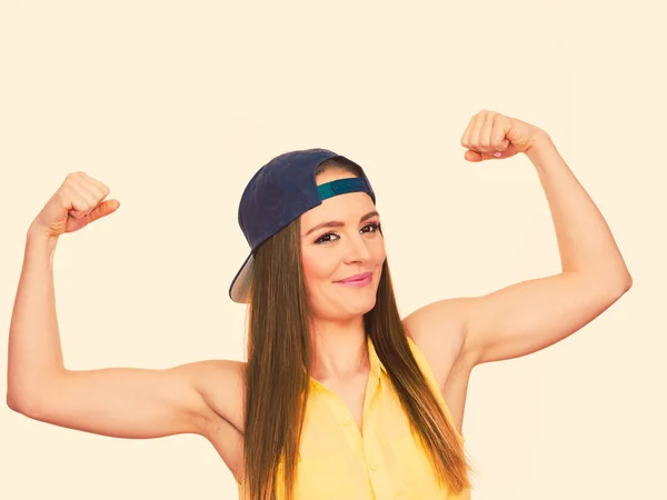 Woman casual style showing off muscles biceps — Stock Photo, Image