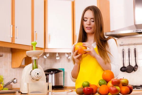 Kvinnan i köket förbereder frukt juice — Stockfoto