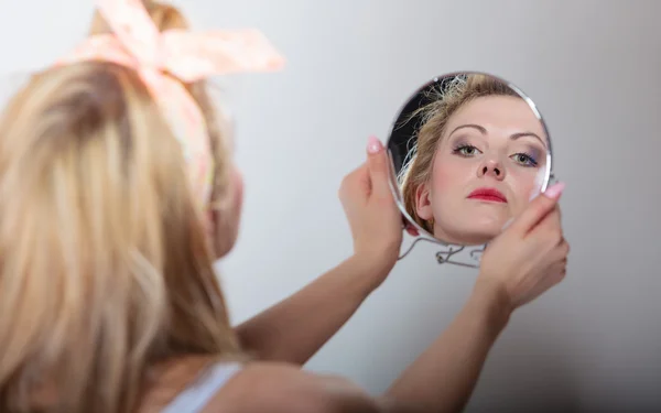 Pin upp blond mode flicka tittar på spegel — Stockfoto