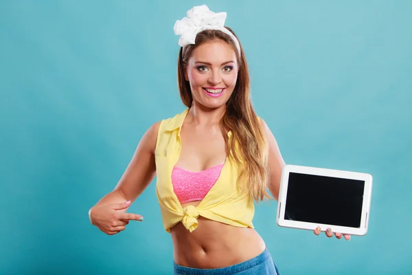 Pin up girl with tablet. Blank screen copyspace. — Stock Photo, Image