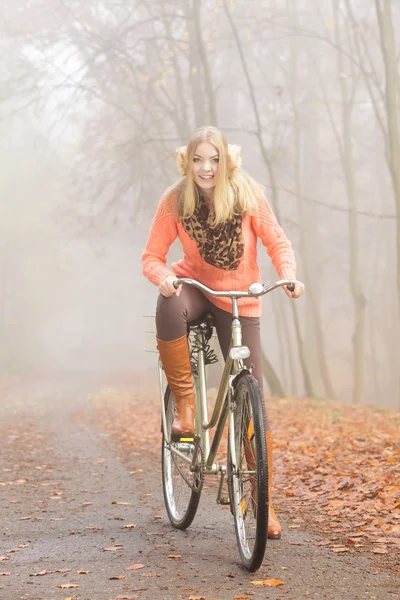 Aktywna kobieta jazdy konnej rower w parku jesień. — Zdjęcie stockowe