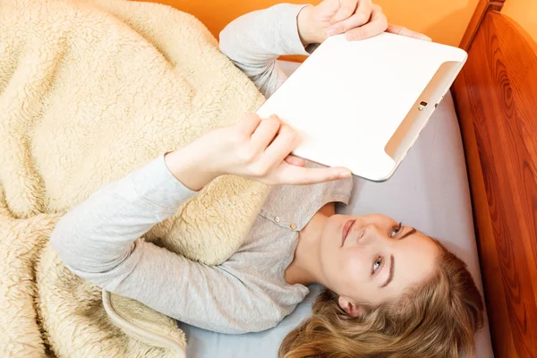 Jonge vrouw meisje met tablet browsen internet. — Stockfoto