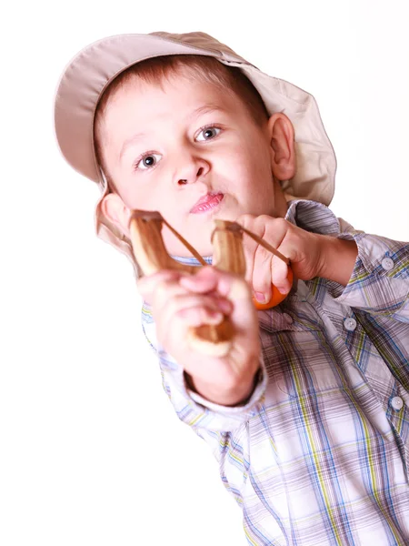 Jovem uso estilingue tiro atirar mandarina . — Fotografia de Stock