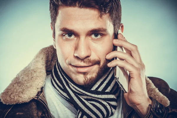 Homem com cara meio raspada falando no celular . — Fotografia de Stock