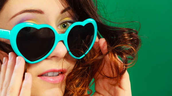 Chica en gafas de sol verde retrato — Foto de Stock