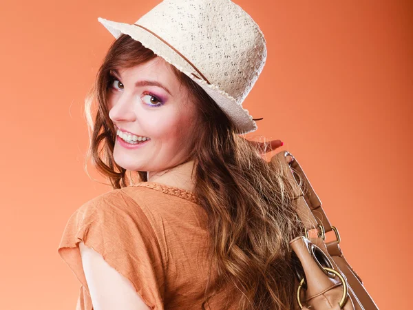 Mooie vrouw in de zomer hoed handtas portret — Stockfoto