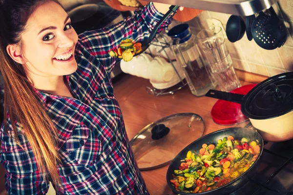 Жінка смажить заморожені овочі. Перемішати смажити . — стокове фото