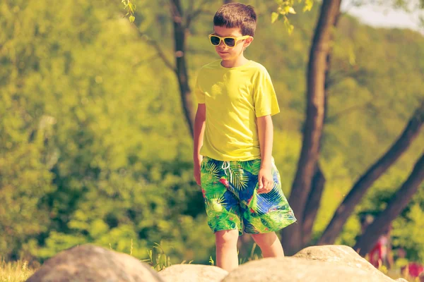 Pojke med promenader utomhus. — Stockfoto