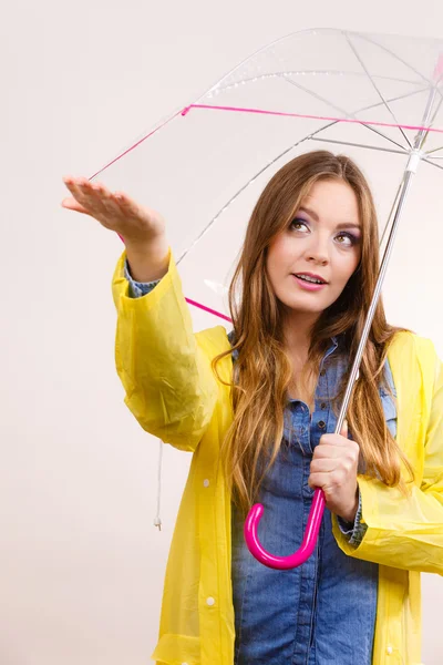 Frau im regendichten Mantel mit Regenschirm. Prognose — Stockfoto