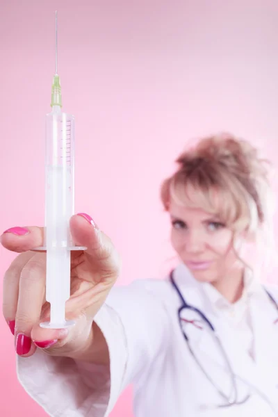 Médico rubio con jeringa . — Foto de Stock