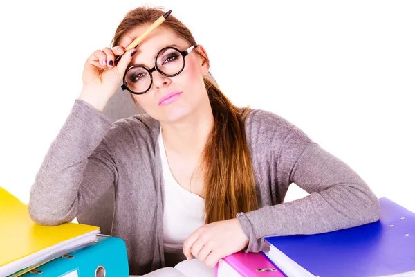 Frau sitzt im Büro am Schreibtisch und denkt nach — Stockfoto