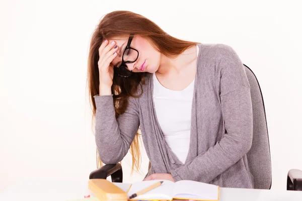 Mujer que sufre de dolor de cabeza migraña dolor — Foto de Stock