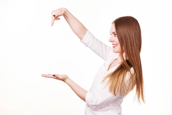 Mujer sostiene espacio de copia de la mano vacía para el producto — Foto de Stock