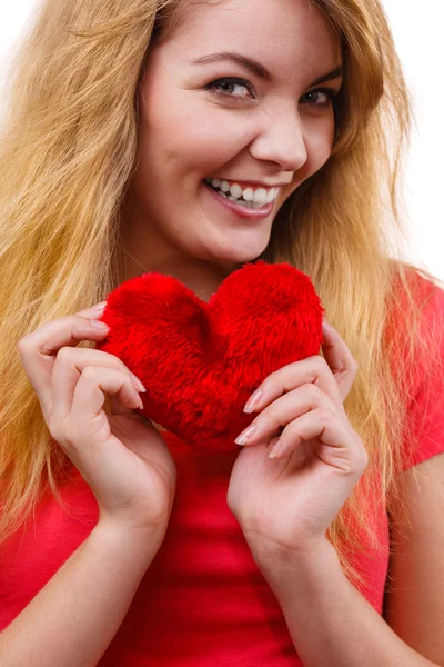 Vrouw blond meisje met rood hart liefde symbool Stockfoto