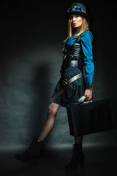 Steampunk flicka med retro väska. — Stockfoto