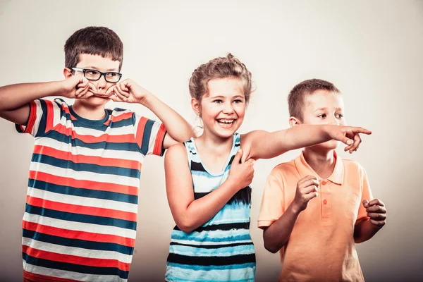 Glücklich lächelnd niedliche Kinder kleines Mädchen und Jungen. — Stockfoto