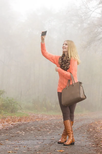 Felice donna di moda nel parco scattare foto selfie . — Foto Stock