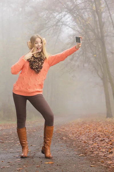 Glückliche Modefrau im Park macht Selfie-Foto. — Stockfoto