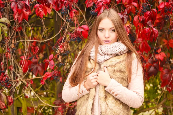 Vrouw mode meisje ontspannen wandelen in herfst park — Stockfoto