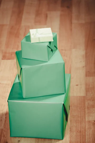 Quattro scatole verdi sui pannelli del pavimento — Foto Stock