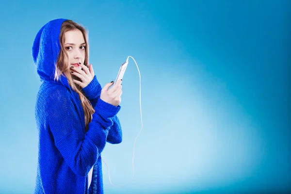 Mujer joven con teléfono inteligente escuchar música — Foto de Stock