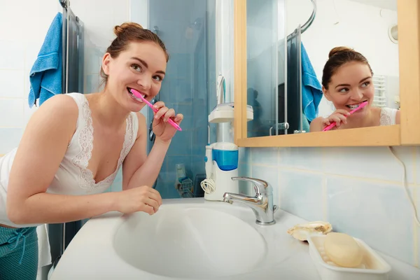 Femme brossant les dents. Hygiène orale . — Photo