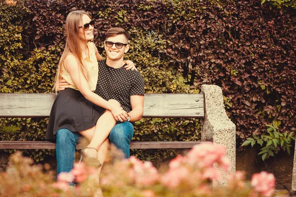Couple affectueux assis sur le banc . — Photo