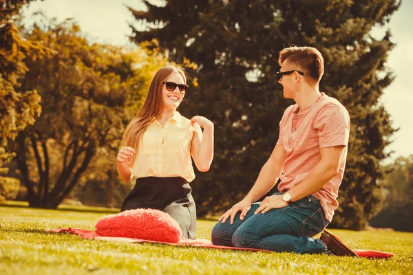 Mladý pár na pikniku. — Stock fotografie