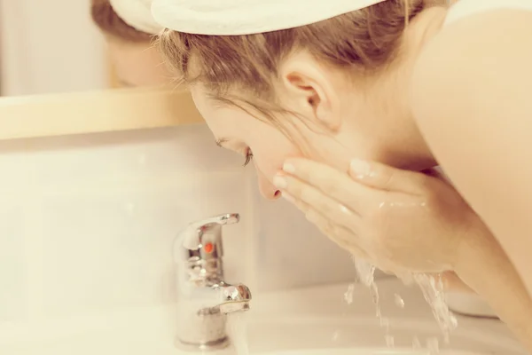 Mulher a lavar a cara na casa de banho. Higiene — Fotografia de Stock
