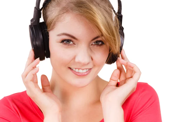 Mujer con auriculares grandes escuchando música aislada — Foto de Stock